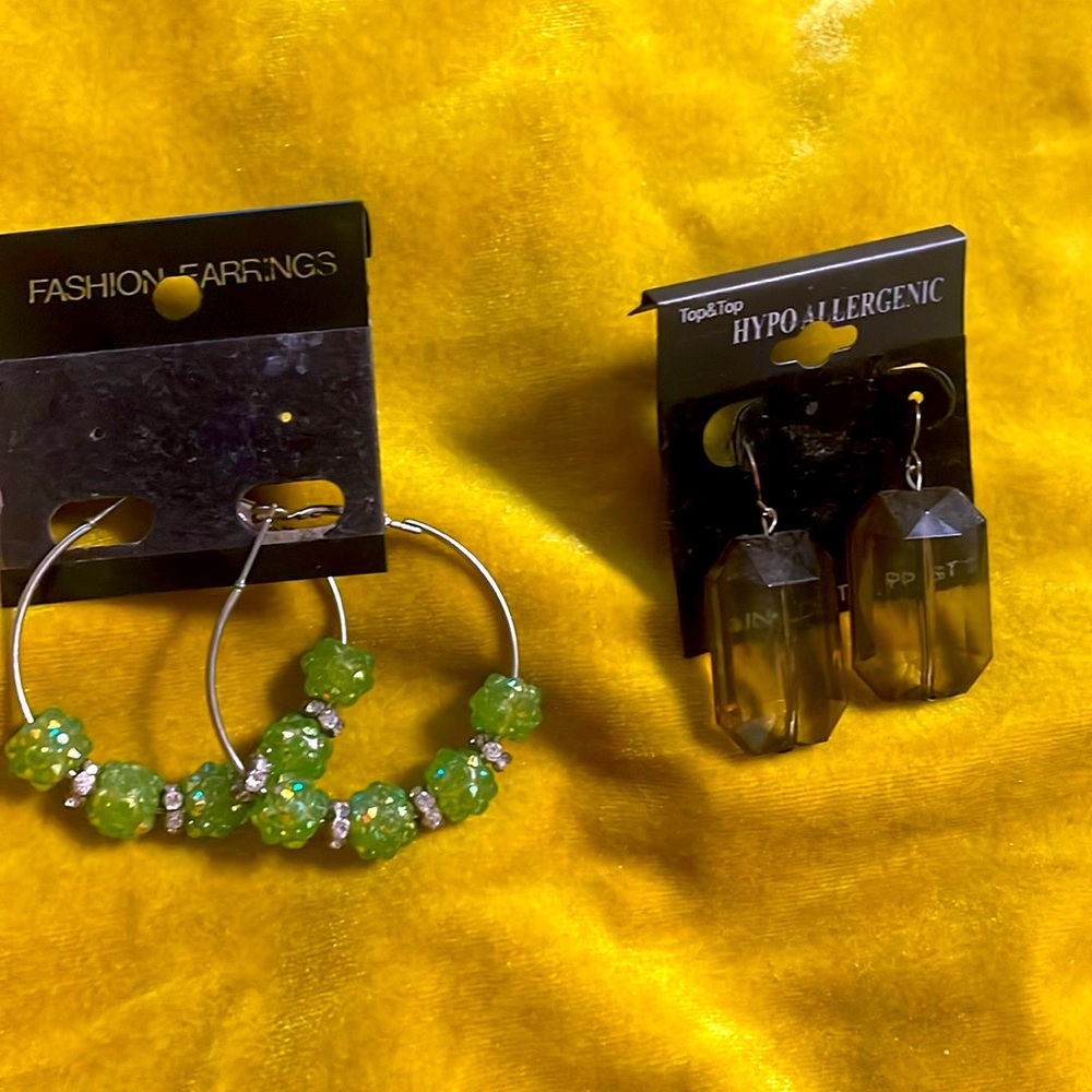 2 pair of earr for the price of 1! Slight imperfections.
